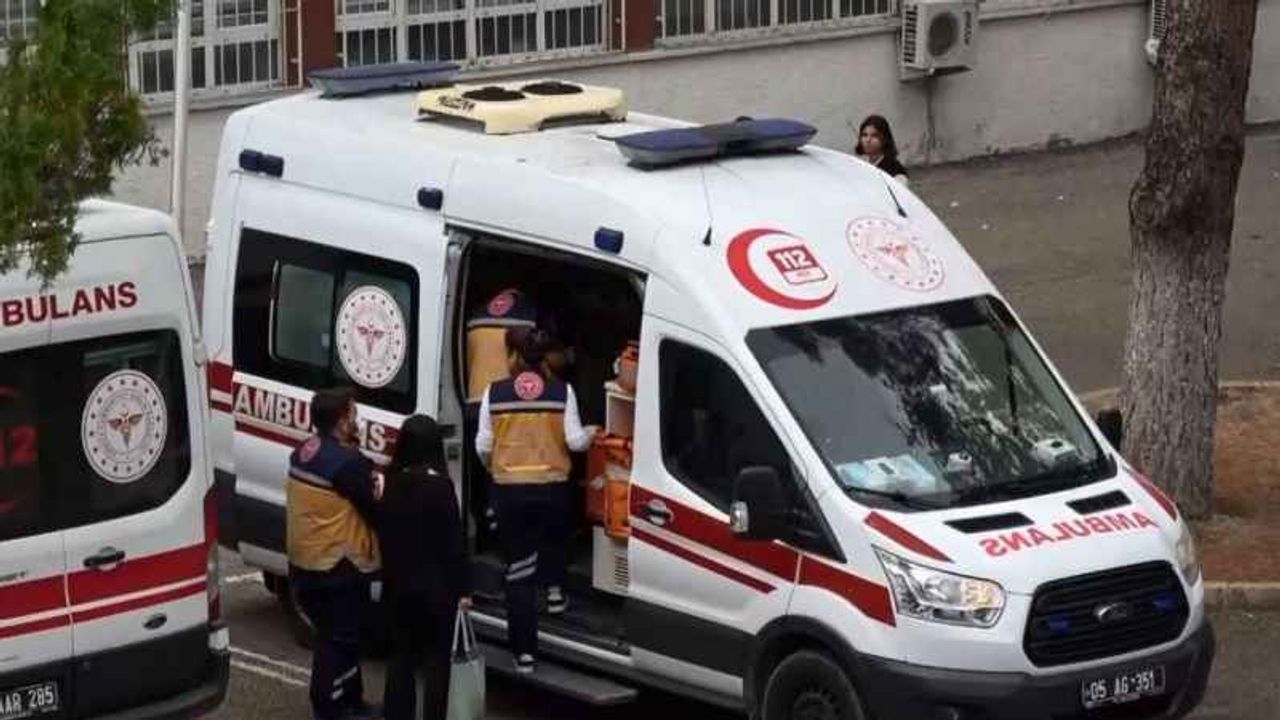 Marketten çiğ köfte alıp yiyen 5 öğrenci, hastaneye kaldırıldı