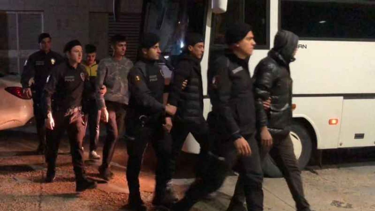 Bursa'da 35'i kaçak 50 göçmen yakalandı