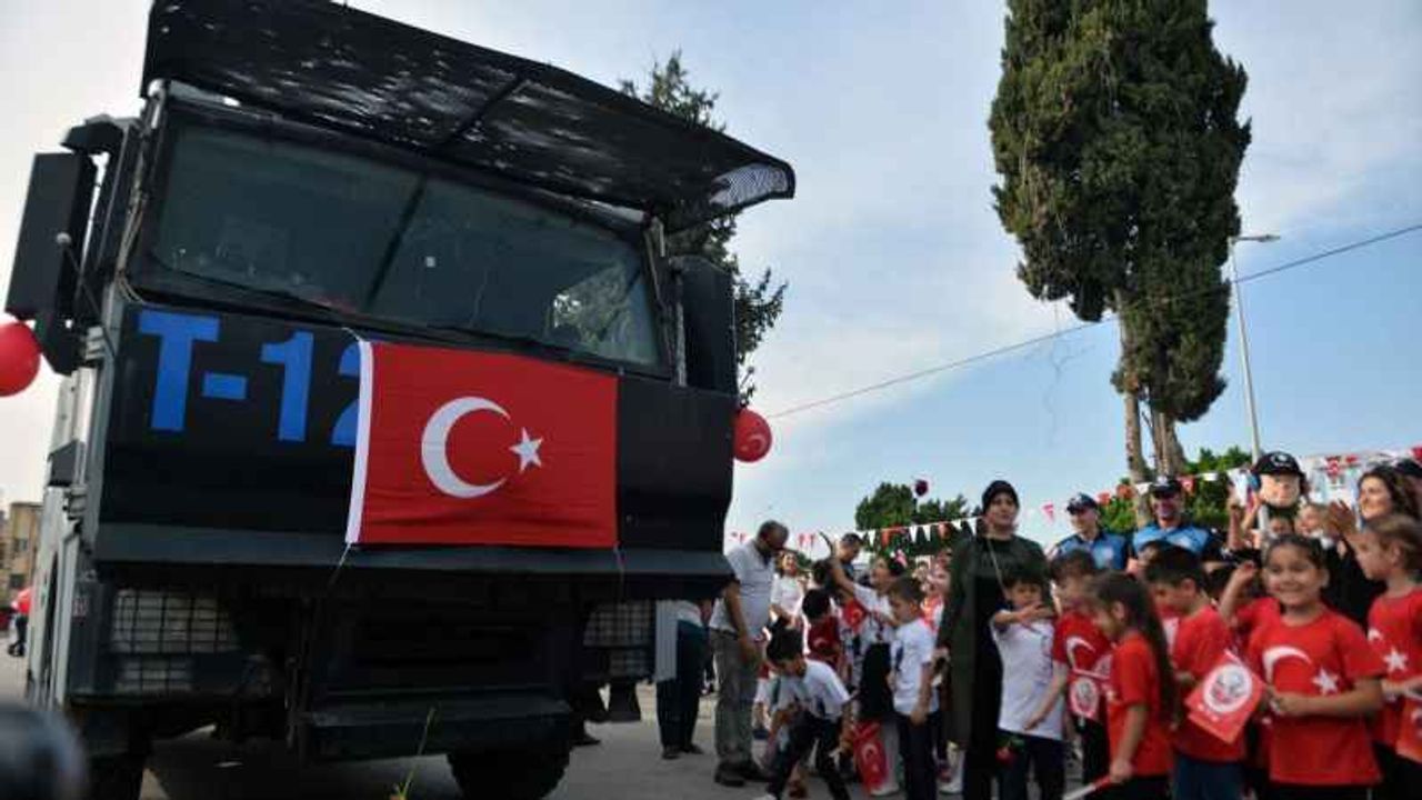 Polisten Cumhuriyet kutlaması