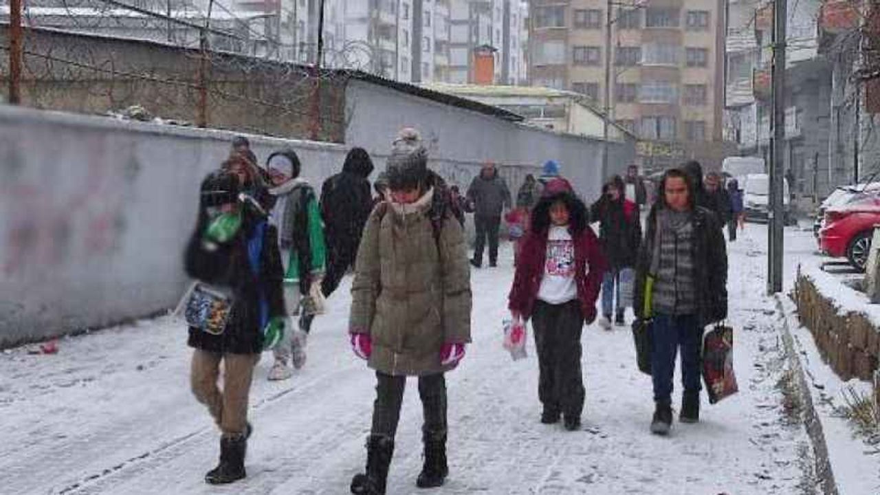 Van'ın 3 ilçesinde eğitime 'kar' engeli