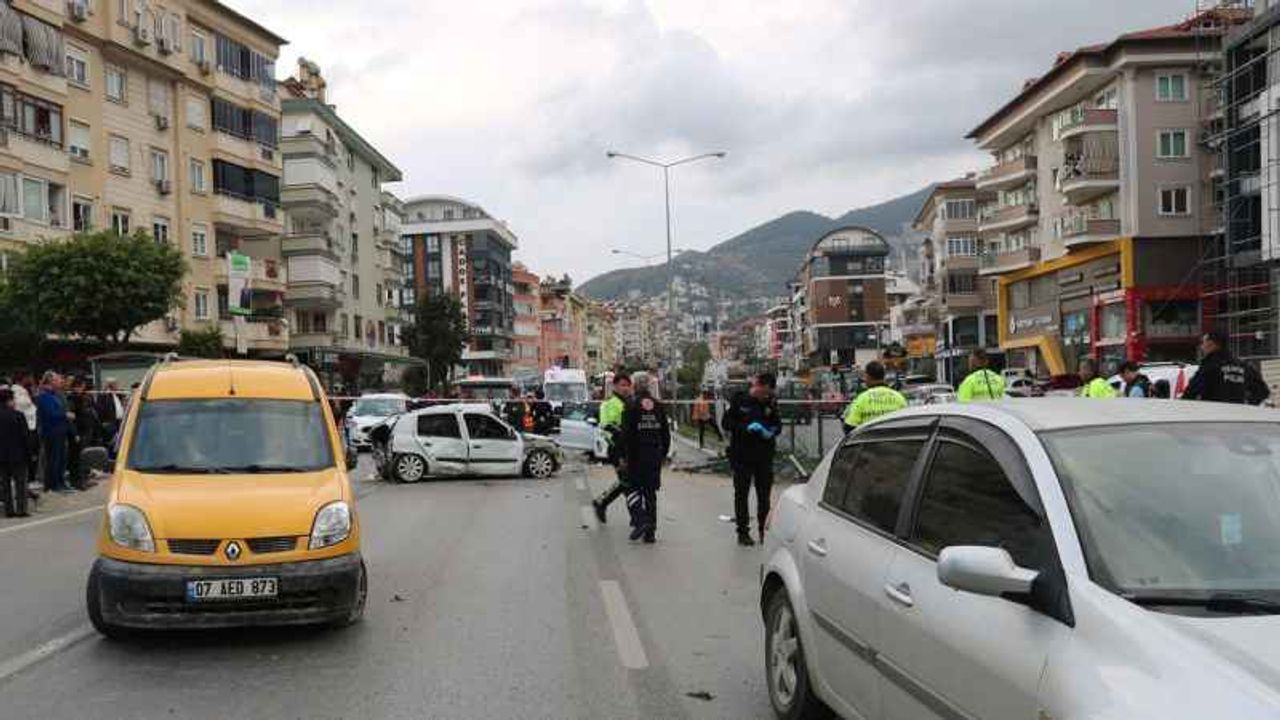 Otomobil 2 araca çarptı: 2 ölü, 3 yaralı