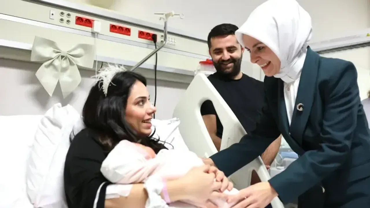 Bakan Göktaş'tan, yeni yılın doğan ilk bebeklerini ziyaret