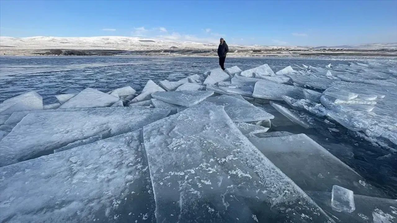 Kars ve Ardahan'da göletler dondu