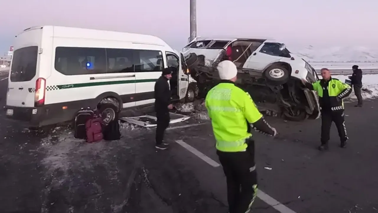 Kars’ta feci kaza: 27 yaralı