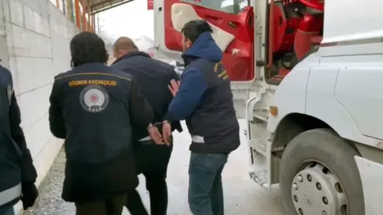 Bitlis'te TIR'da 31 kaçak göçmen yakalandı