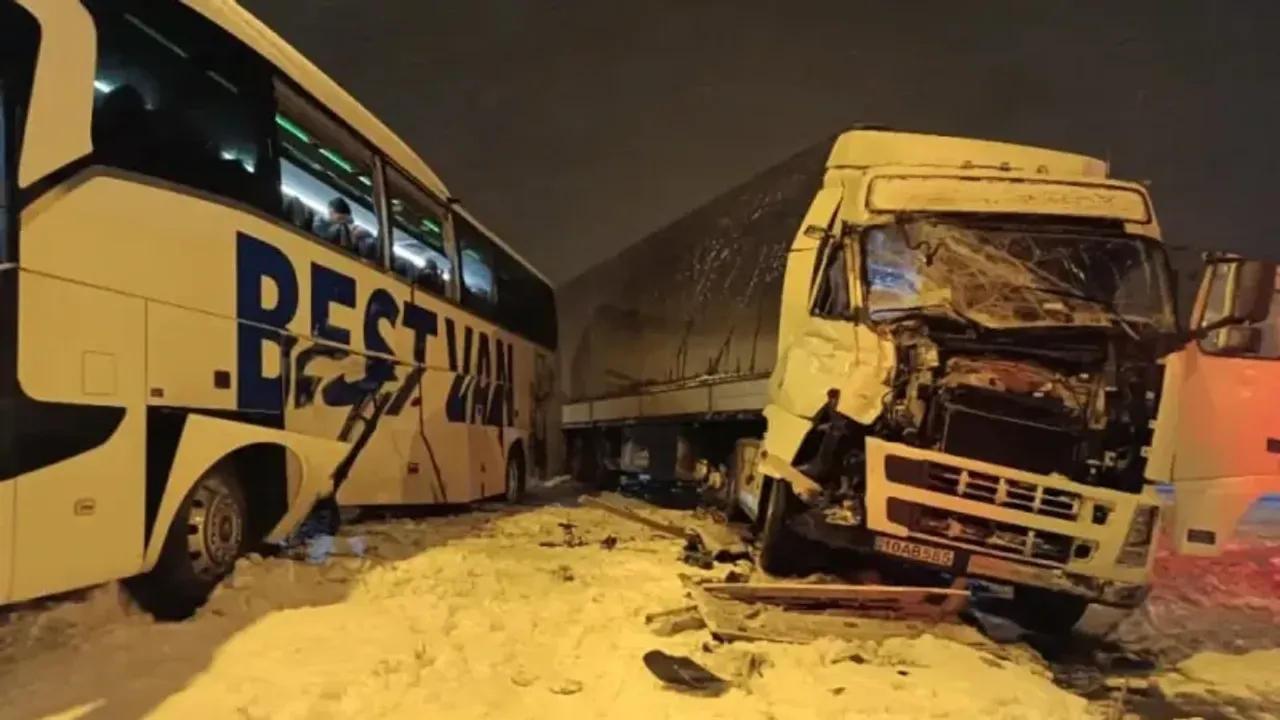 Bitlis'te yolcu otobüsü ile TIR çarpıştı