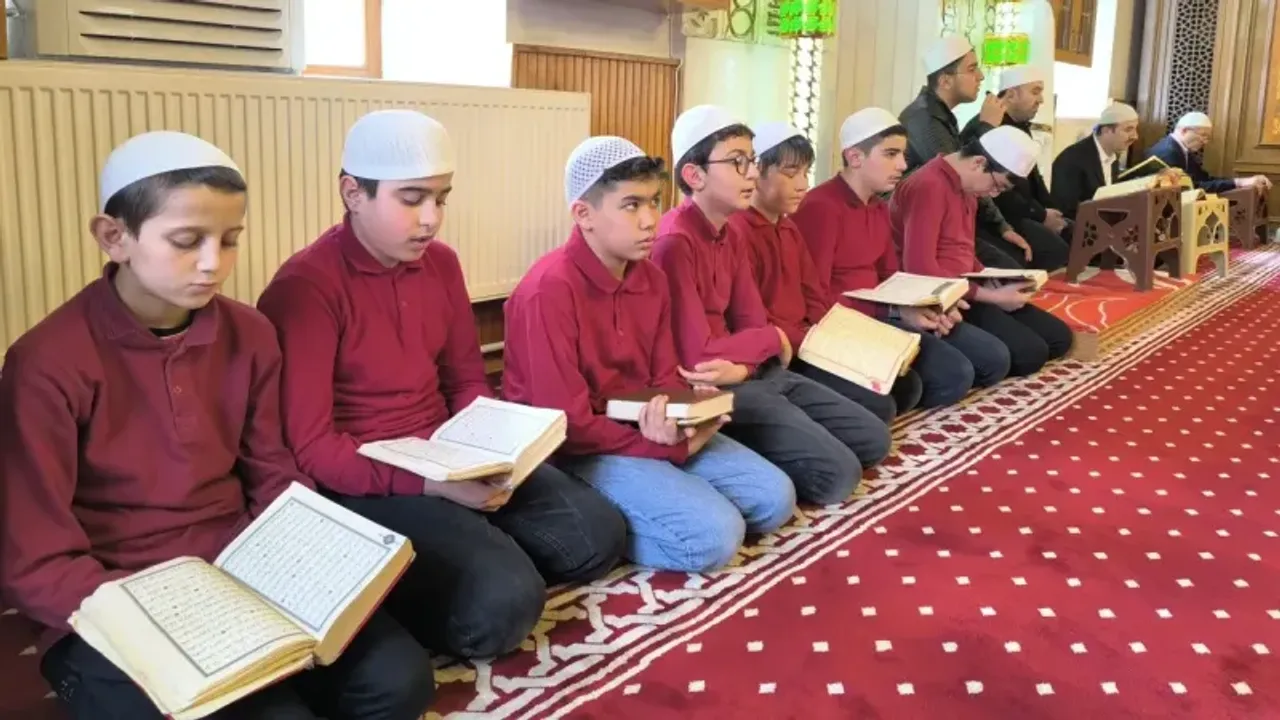 Genç hafızlar geleneği devam ettiriyor