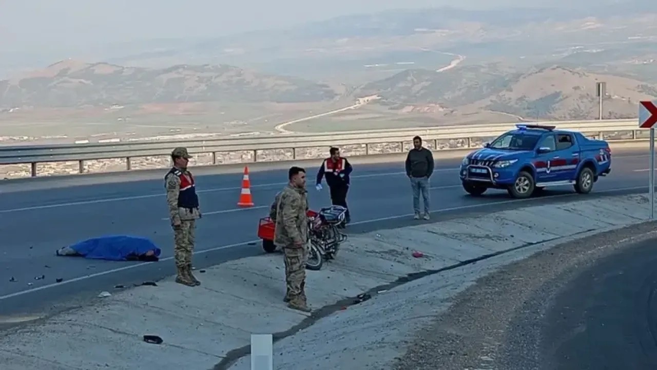 Otomobil ve motosiklet çarpıştı