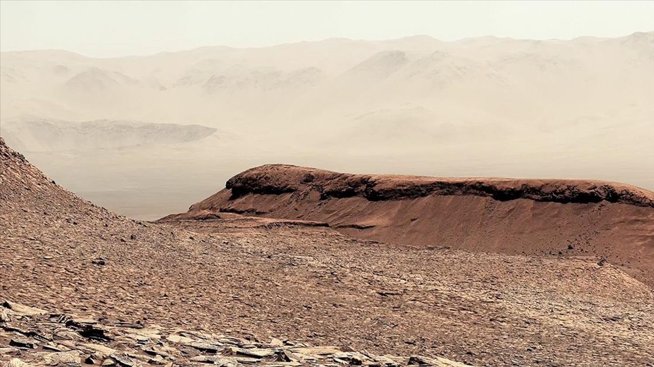Mars'ta kurumuş nehir yatağı görüntülendi