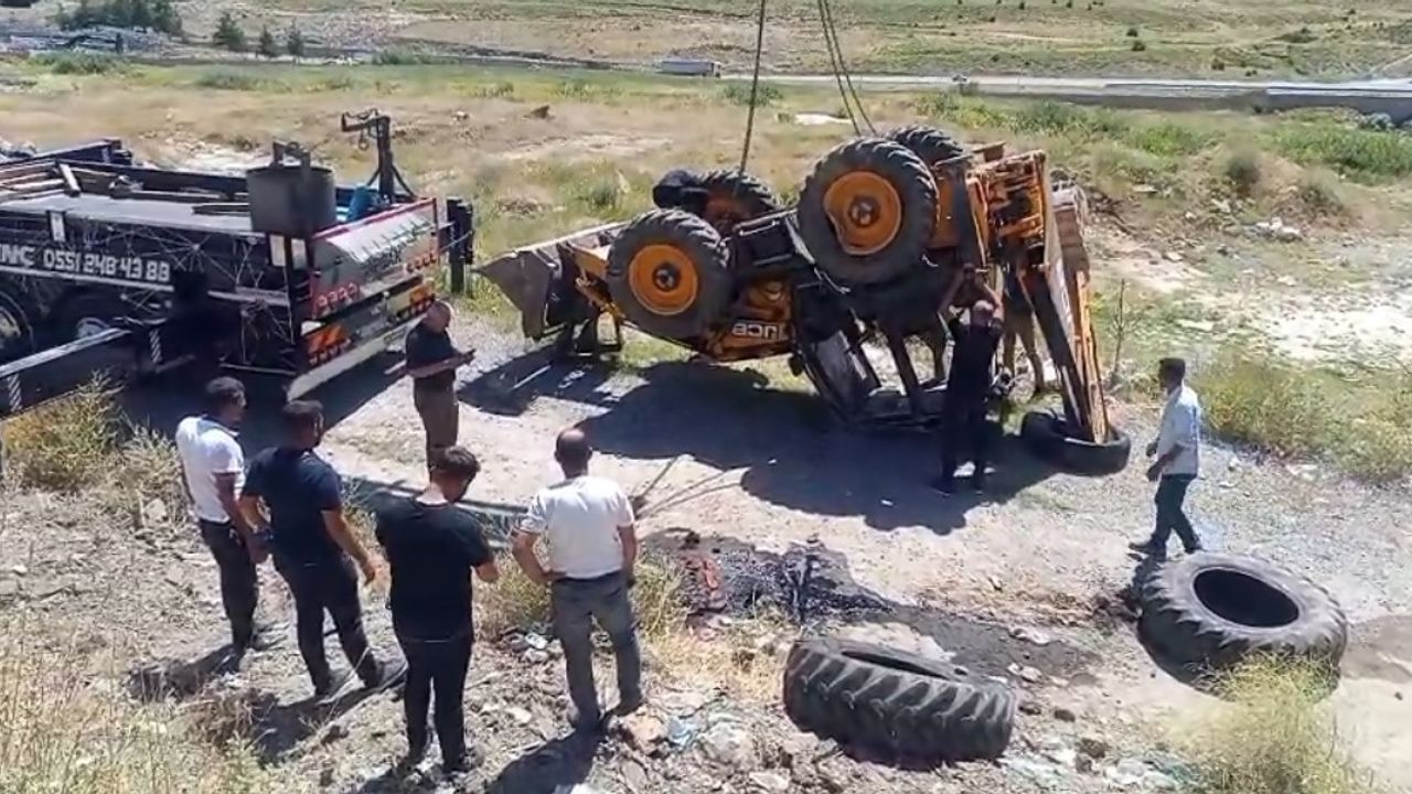 Bitlis'te İş Makinesi Şarampole Yuvarlandı