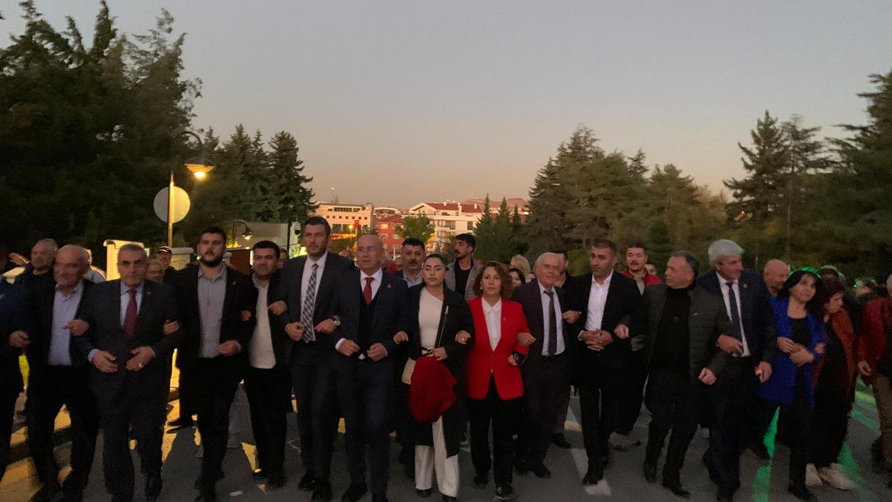 CHP Cumhuriyetin 102'inci yılında Ata'nın huzuruna çıktı
