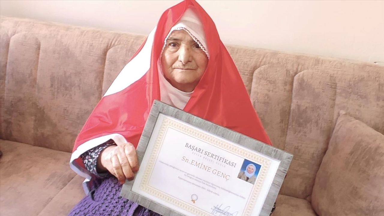 88 yaşında okuma yazma öğrenen kadına başarı belgesi