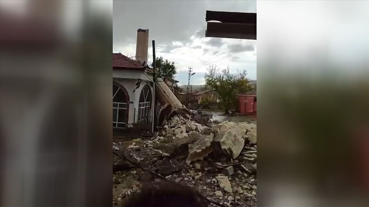 Ankara'da fırtına nedeniyle bir caminin minaresi yıkıldı