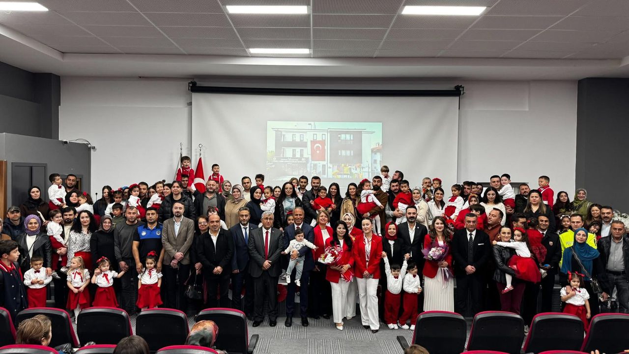 Çerkeş'de Küçük Öğrencilerden Cumhuriyet Kutlaması