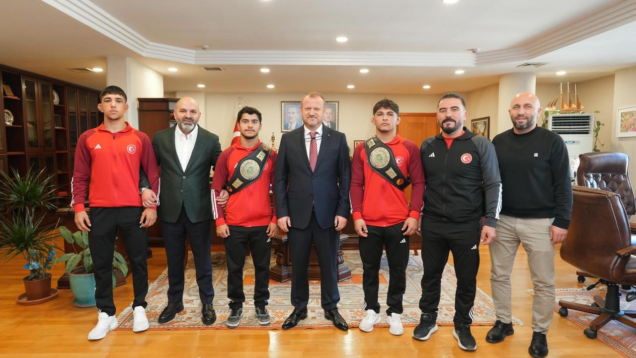 Dünya şampiyonu güreşçilerden RTÜK'ü ziyareti
