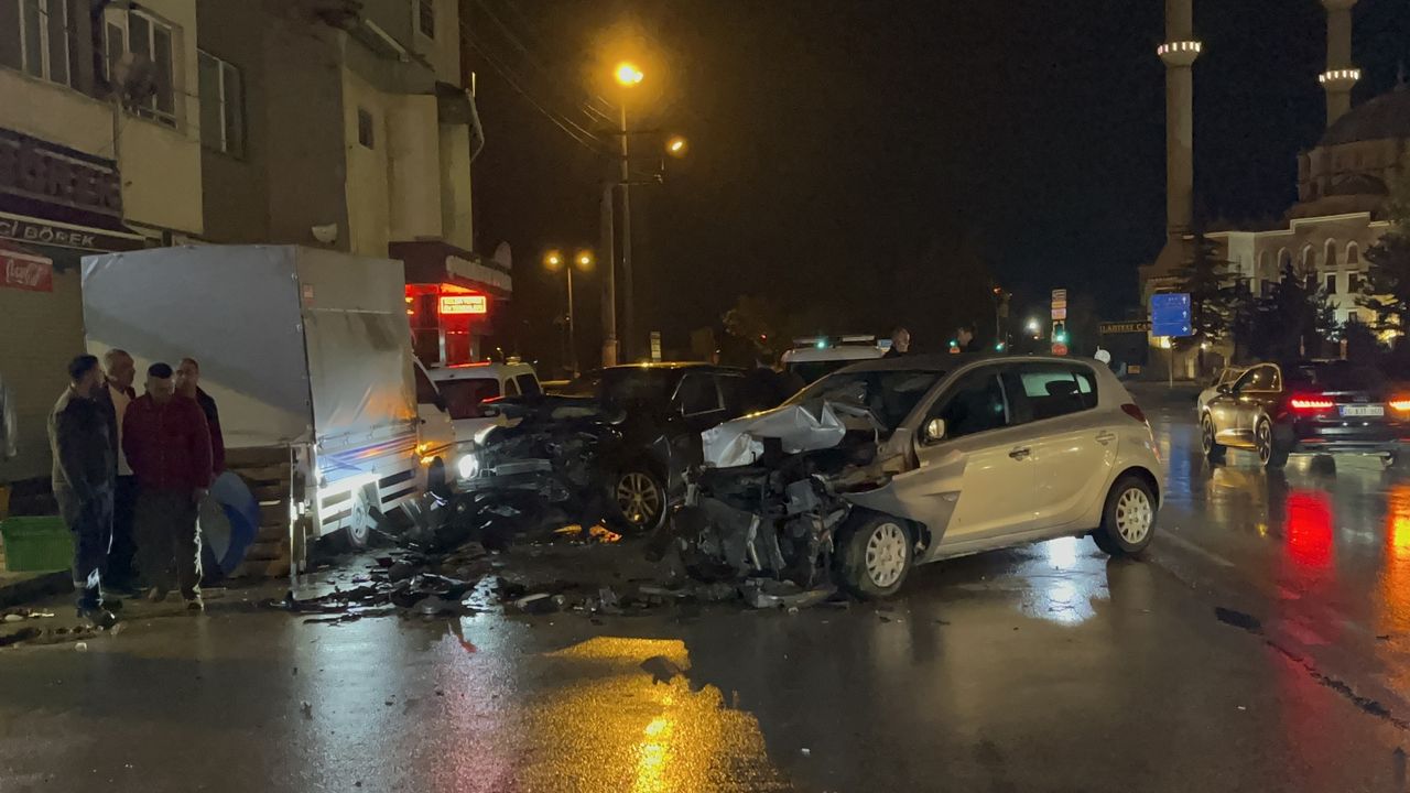 Eskişehir’de Kaçan Sürücü 3 Aracı Hasara Uğrattı