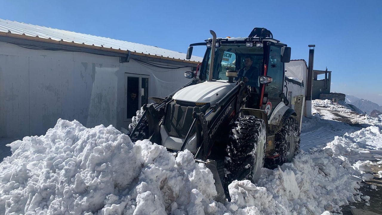 Hakkari'de kar yağışıyla kapanan üs bölgesinin yolu ulaşıma açıldı