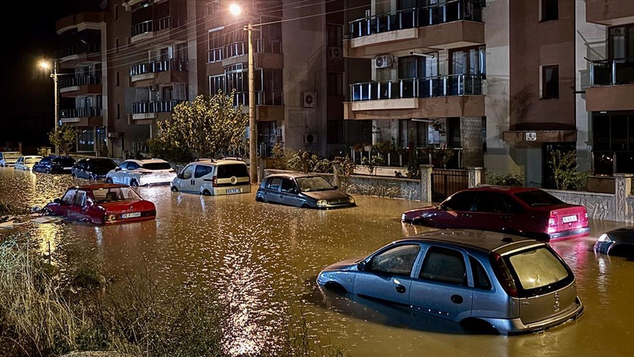 İzmir'de sağanak yağış etkisini gösterdi