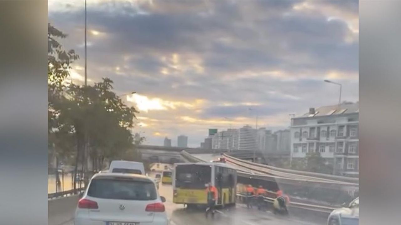 Kadıköy'de İETT Otobüsünün Bariyerlere Çarptı