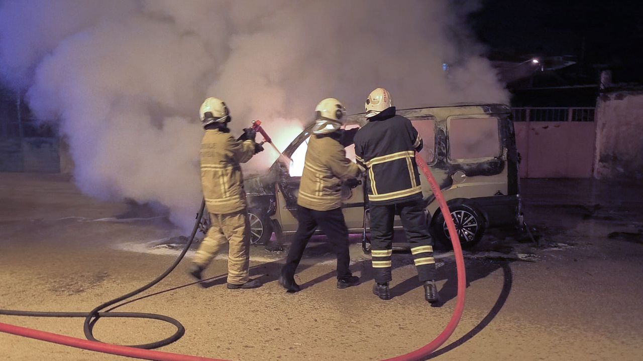 Kırıkkale'de seyir halindeki hafif ticari araçta yangın çıktı