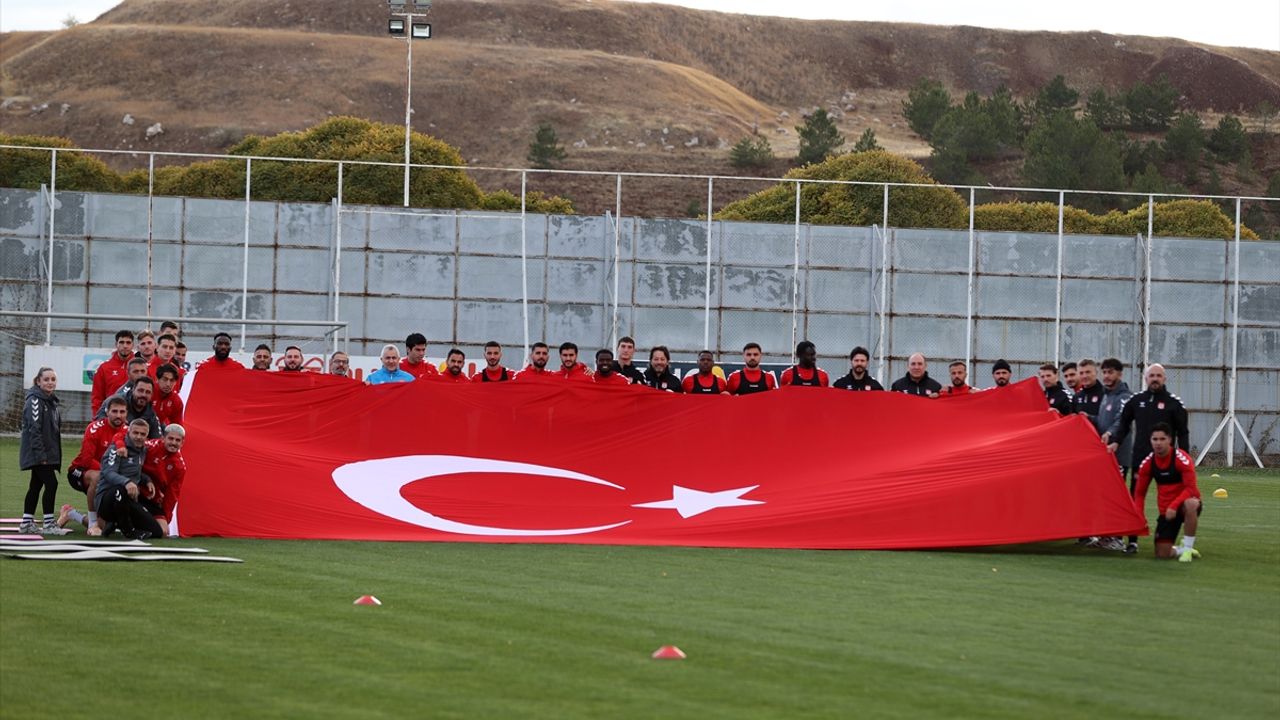 Sivasspor’un Yeni Teknik Direktörü Altıparmak’tan Taraftarlara Çağrı