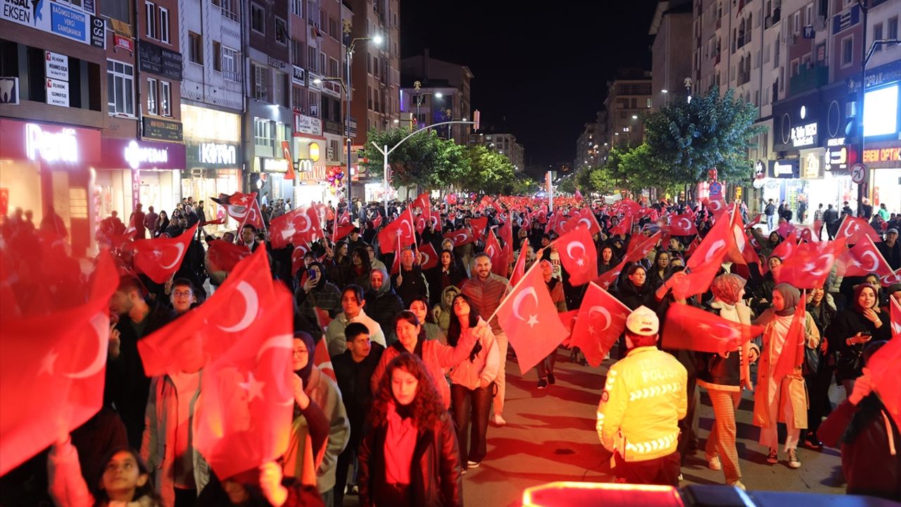 Sivas'ta Cumhuriyet'in 102. yıl dönümü fener alayı ile kutlandı