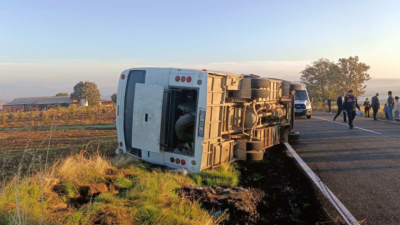 Uşak'ta işçi taşıyan midibüs devrildi: 23 yaralı