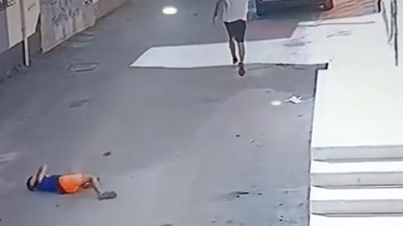 Adana'da kovaladığı çocuğu yere fırlattı