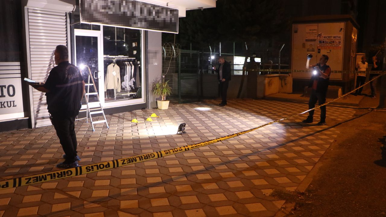 Adana’da Mağazaya EYP Patladı