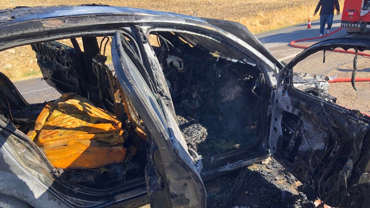 Adıyaman'da seyir halindeki otomobil alev topuna döndü