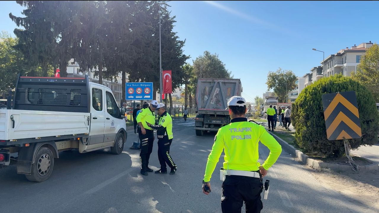 Adıyaman'da TIR'ının dorsesindeki beton, yola döküldü