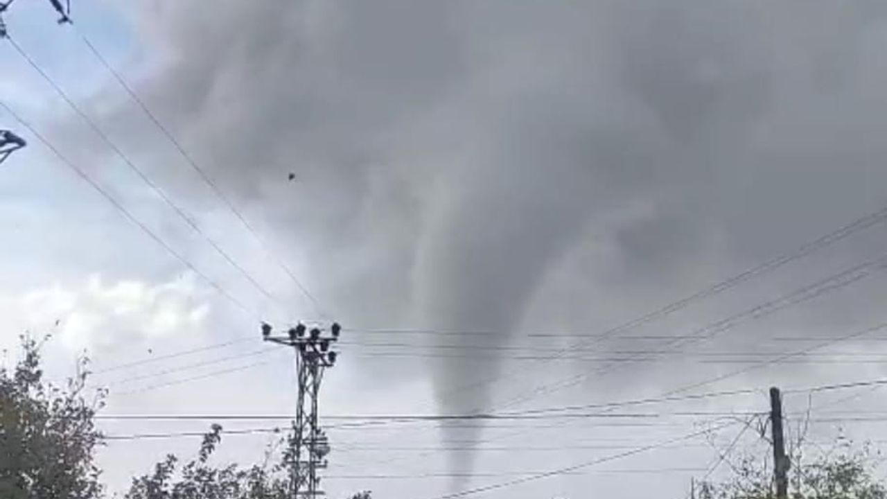 Ankara'da fırtına nedeniyle konteyner devrildi