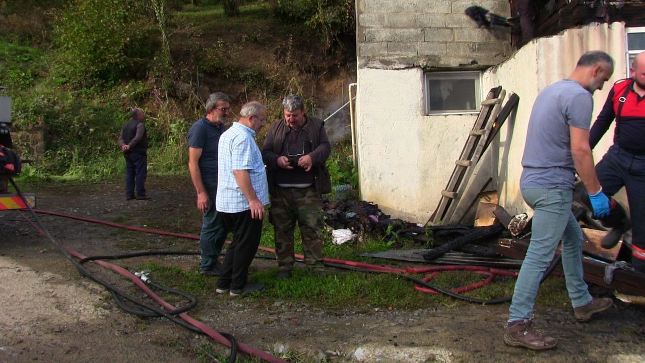 Artvin'de ahşap evi alevler sardı