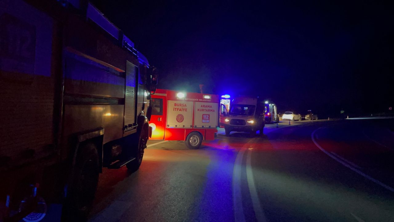 Bursa'da TIR şarampole devrildi