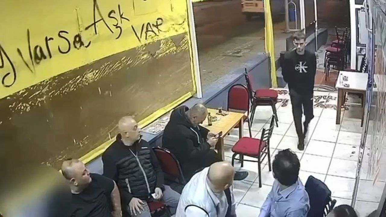 Çay ocağında otururken tabancayla vuruldu