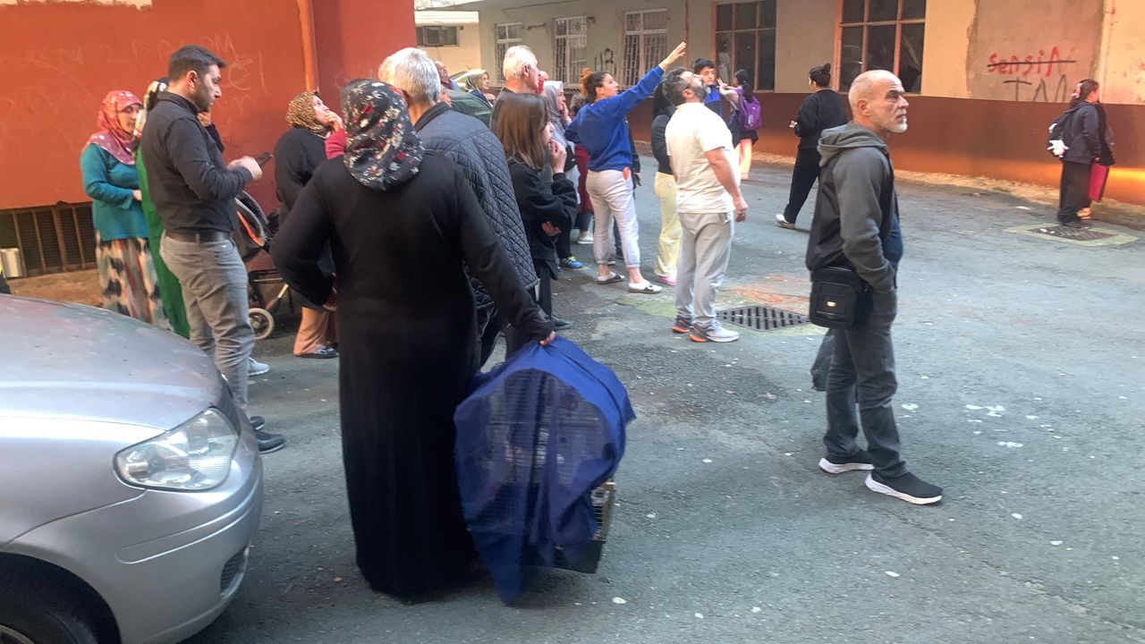 Çıkan yangında 4 daire zarar gördü