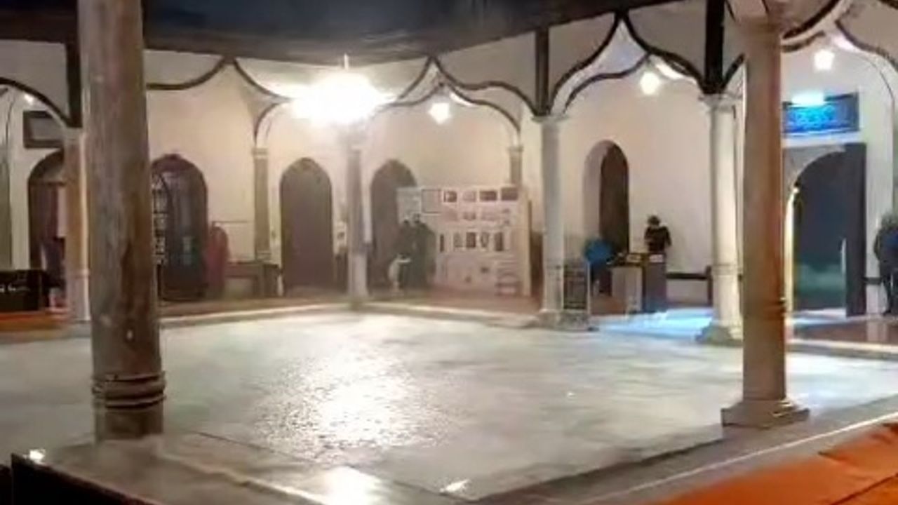 Emirsultan Camii'nin kubbesine yıldırım düştü