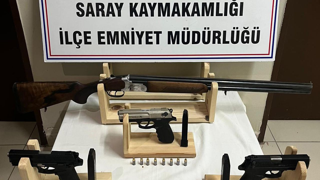 Evlerine kurdukları sistemle uyuşturucu üreten şüpheliler yakalandı