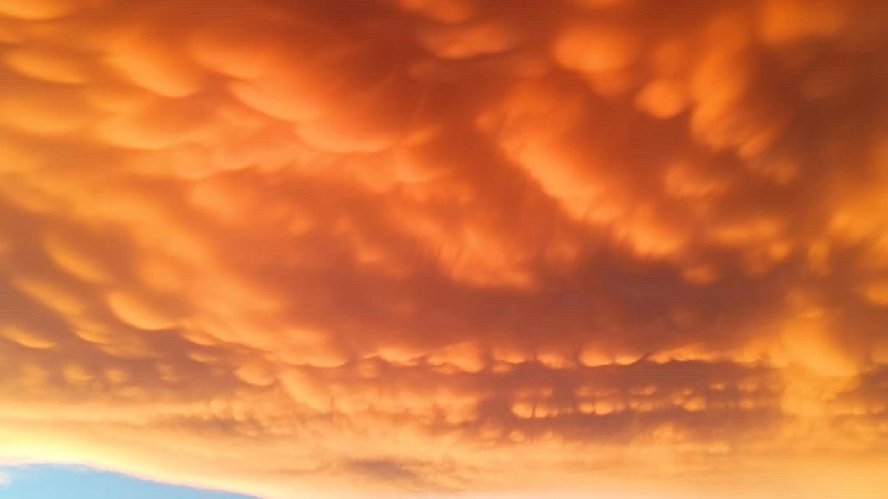 Fethiye semalarında Mammatus bulutları ilgi odağı oldu