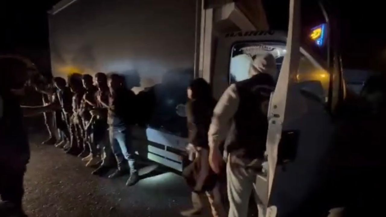 Hatay'da kaçak göçmen operasyonu: 2 organizatör tutuklandı