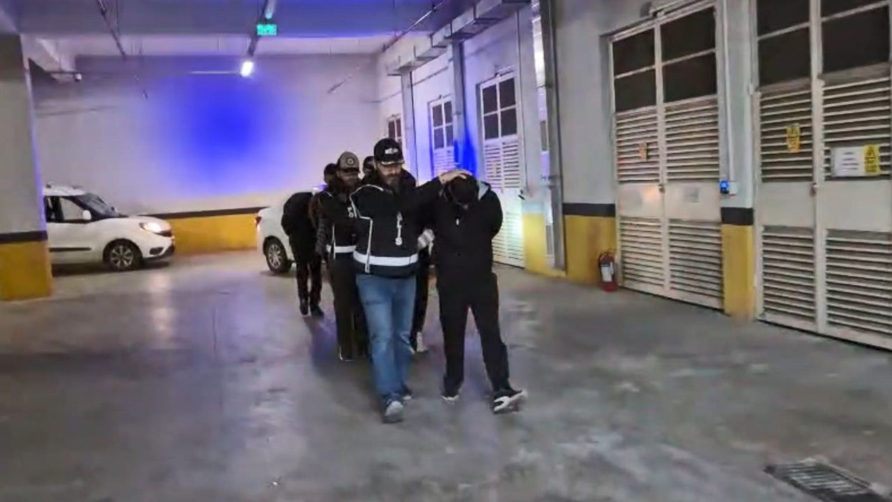 İş yerine motosikletle silahlı saldırı gerçekleştiren 2 şüpheli polisten kaçamadı