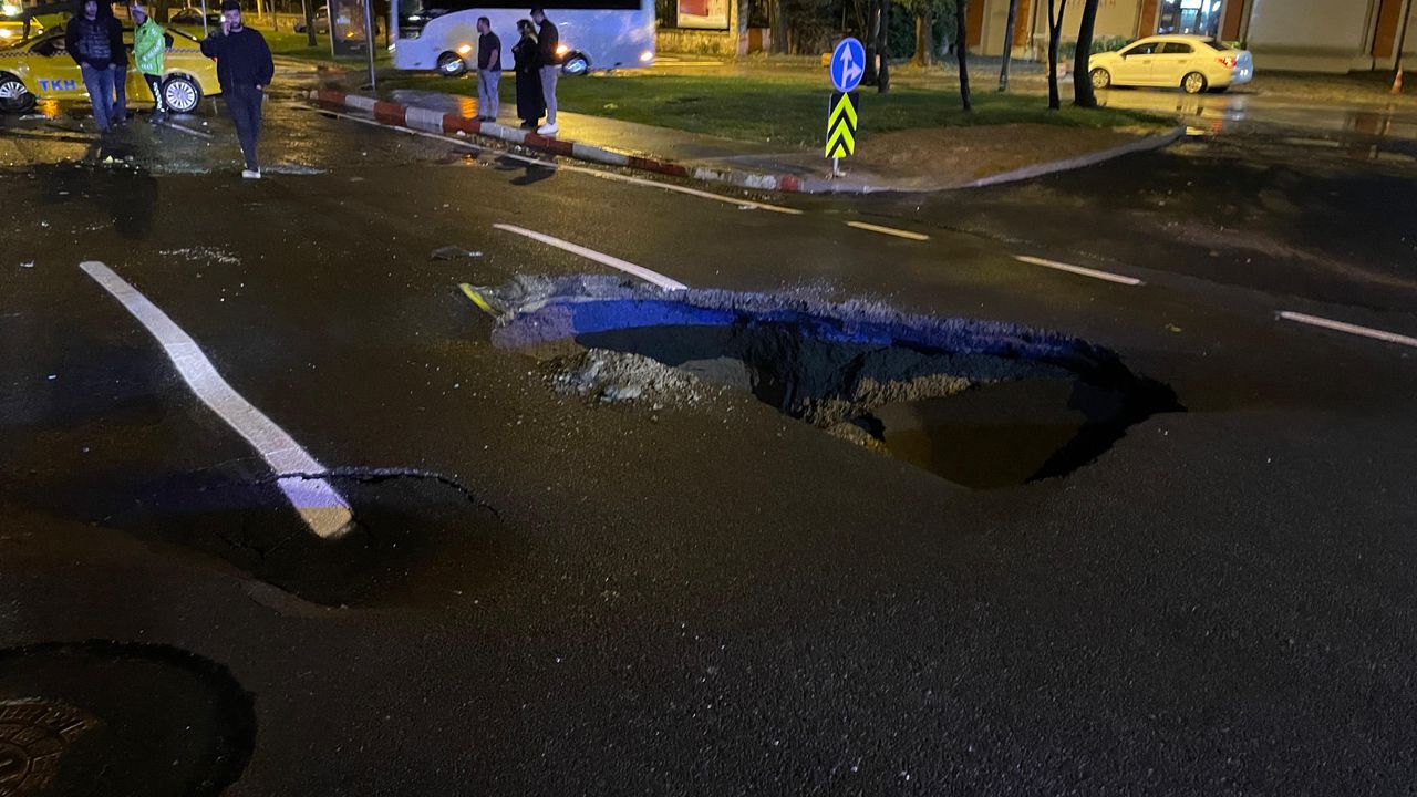 İstanbul'da sağanak yağış yolda çökük oluşturdu