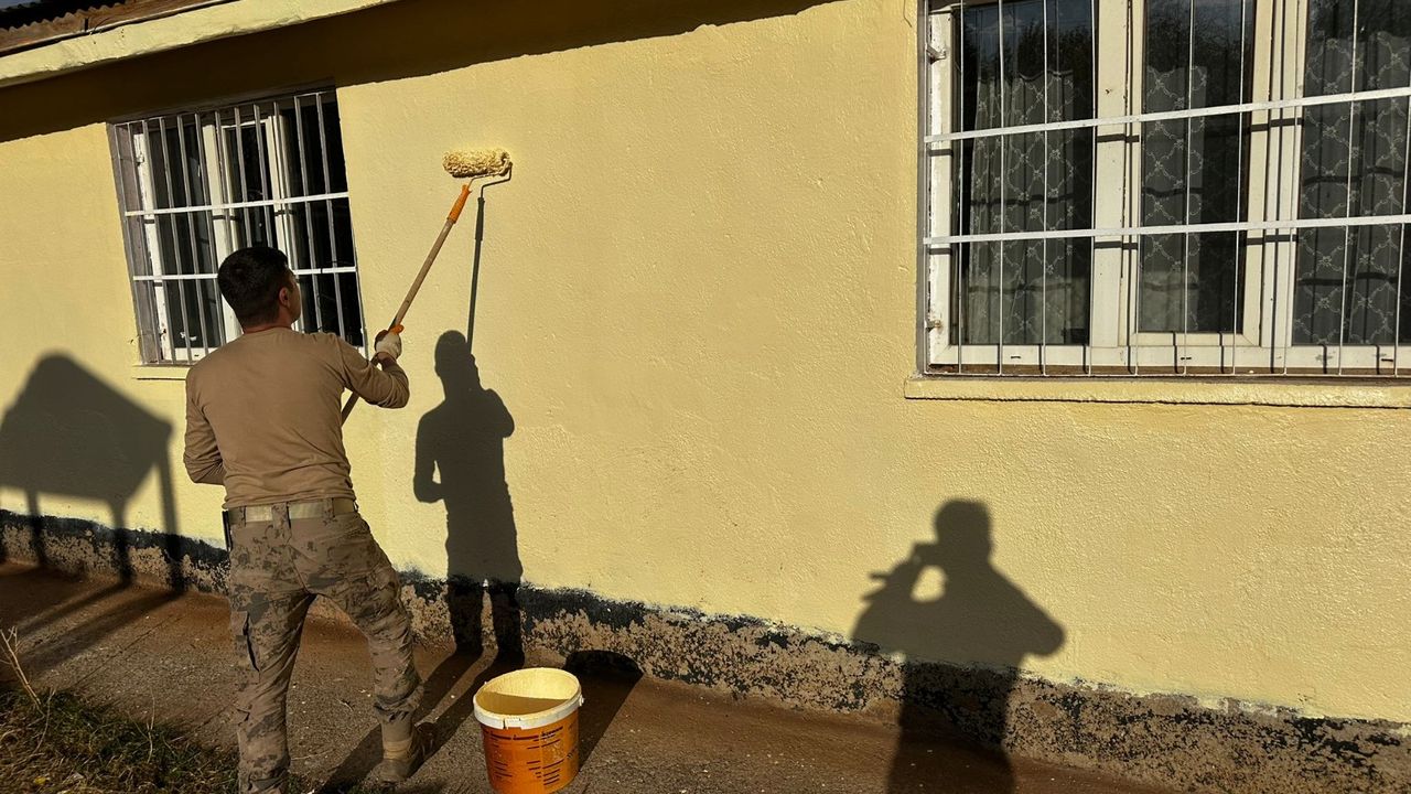 Jandarma köy okuluna bakım yaptı