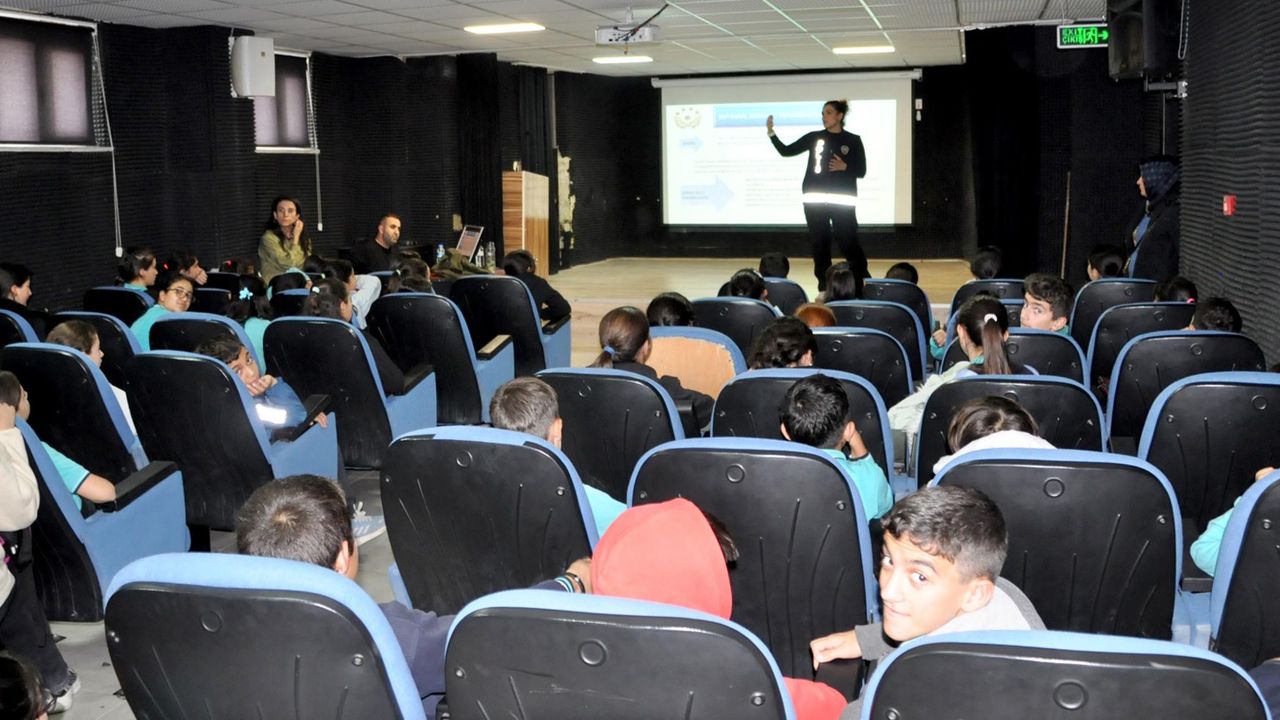 Kadın polislerden öğrencilere eğitim