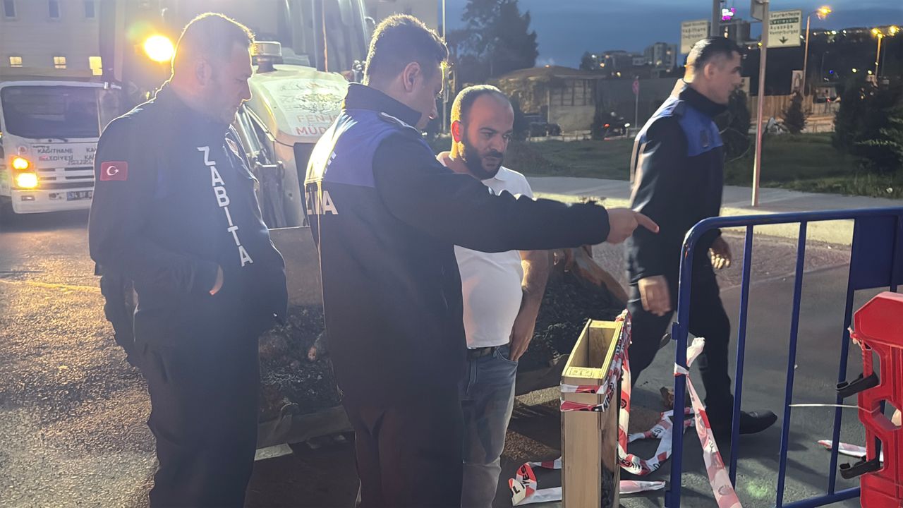 Kağıthane'de yolda çökme meydana geldi