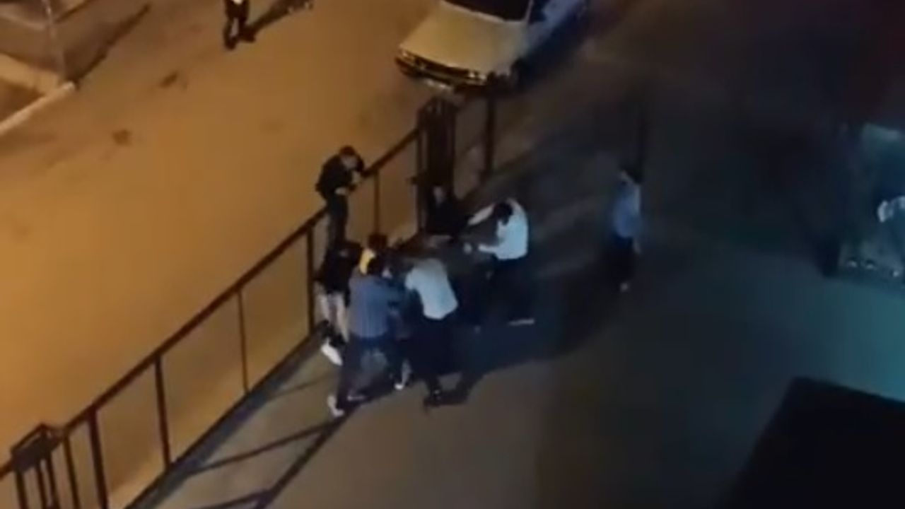 Kavgayı ayırmaya çalışanı dövdüler