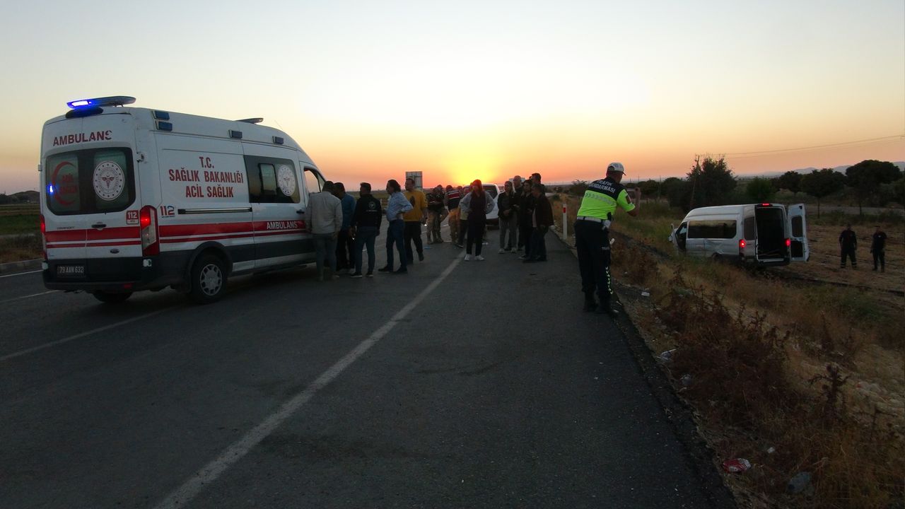 Kilis'te minibüs otomobille çarpıştı