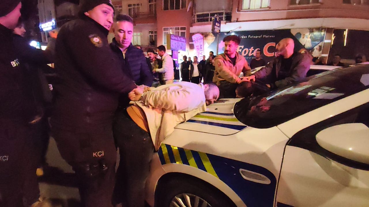 Kimliğini vermeyerek trafik şube müdürüne tekme attı, 2 yakını ile tutuklandı