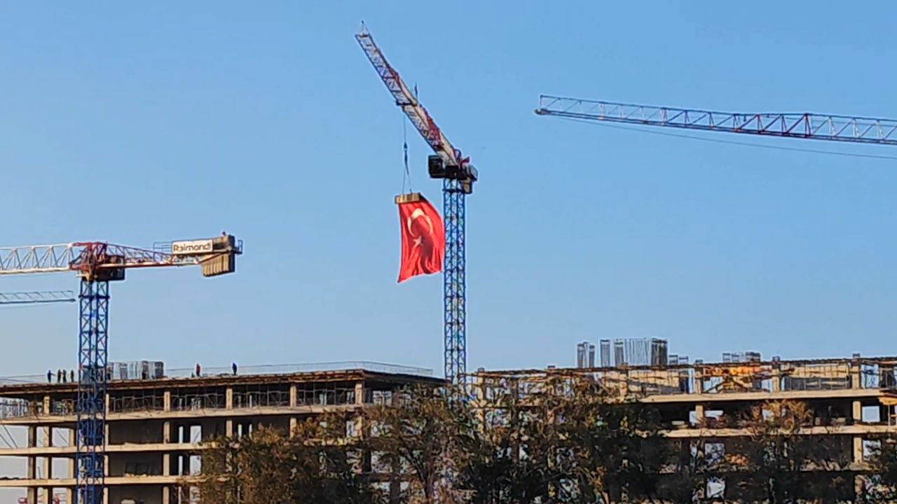Malatya'da, Vinç Operatörü 35 Metre Yükseklikte Türk Bayrağı Açtı