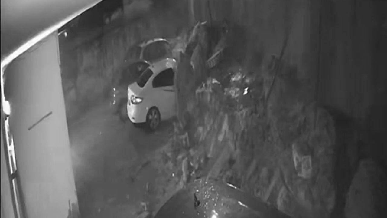 Maltepe'de istinat duvarı otomobillerin üzerine düştü